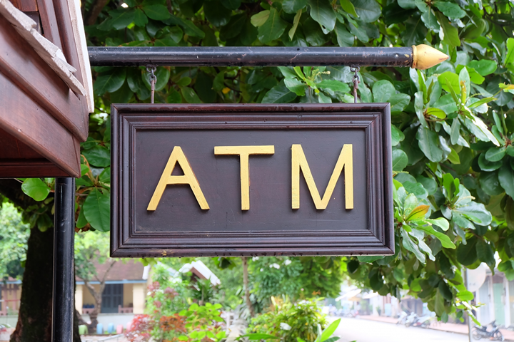 ３．海外ATMの利用手数料の安さで選ぶなら？